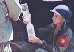 Standbild Verwundetentransport aus dem Koreakrieg Korea, 1950, aus Sekunde 41 historischem Filmmaterial Videoclip 65675065188