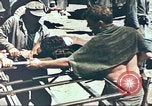 Standbild Verwundetentransport aus dem Koreakrieg Korea, 1950, aus Sekunde 51 historischem Filmmaterial Videoclip 65675065188
