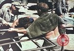 Standbild Verwundetentransport aus dem Koreakrieg Korea, 1950, aus Sekunde 52 historischem Filmmaterial Videoclip 65675065188