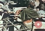Standbild Verwundetentransport aus dem Koreakrieg Korea, 1950, aus Sekunde 53 historischem Filmmaterial Videoclip 65675065188