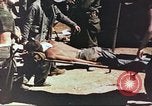 Standbild Verwundetentransport aus dem Koreakrieg Korea, 1950, aus Sekunde 57 historischem Filmmaterial Videoclip 65675065188