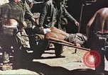 Standbild Verwundetentransport aus dem Koreakrieg Korea, 1950, aus Sekunde 58 historischem Filmmaterial Videoclip 65675065188