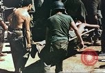 Standbild Verwundetentransport aus dem Koreakrieg Korea, 1950, aus Sekunde 62 historischem Filmmaterial Videoclip 65675065188