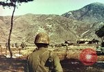 Standbild 1 Marineinfanterie kämpft gegen den Chosin-Stausee Korea, 1950, aus Sekunde 3 historischem Filmmaterial Videoclip 65675065192