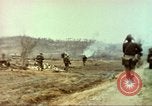 Standbild 1 Marineinfanterie kämpft gegen den Chosin-Stausee Korea, 1950, aus Sekunde 25 historischem Filmmaterial Videoclip 65675065192