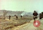 Standbild 1 Marineinfanterie kämpft gegen den Chosin-Stausee Korea, 1950, aus Sekunde 26 historischem Filmmaterial Videoclip 65675065192