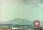 Standbild 1 Marineinfanterie kämpft gegen den Chosin-Stausee Korea, 1950, aus Sekunde 32 historischem Filmmaterial Videoclip 65675065192