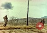 Standbild 1 Marineinfanterie kämpft gegen den Chosin-Stausee Korea, 1950, aus Sekunde 51 historischem Filmmaterial Videoclip 65675065192