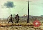 Standbild 1 Marineinfanterie kämpft gegen den Chosin-Stausee Korea, 1950, aus Sekunde 53 historischem Filmmaterial Videoclip 65675065192