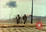 Standbild 1 Marineinfanterie kämpft gegen den Chosin-Stausee Korea, 1950, aus Sekunde 54 historischem Filmmaterial Videoclip 65675065192