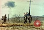 Standbild 1 Marineinfanterie kämpft gegen den Chosin-Stausee Korea, 1950, aus Sekunde 56 historischem Filmmaterial Videoclip 65675065192