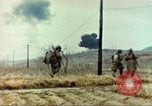 Standbild 1 Marineinfanterie kämpft gegen den Chosin-Stausee Korea, 1950, aus Sekunde 58 historischem Filmmaterial Videoclip 65675065192