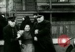 Standbild Palmer Raids New York City USA, 1919, aus Sekunde 20 historischem Filmmaterial Videoclip 65675065207