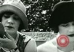 Standbild Frauen flaunt Tradition United States USA, 1923, aus Sekunde 6 historischem Filmmaterial Videoclip 65675065216