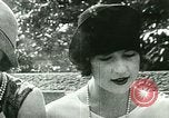 Standbild Frauen flaunt Tradition United States USA, 1923, aus Sekunde 8 historischem Filmmaterial Videoclip 65675065216