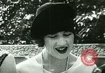 Standbild Frauen flaunt Tradition United States USA, 1923, aus Sekunde 9 historischem Filmmaterial Videoclip 65675065216