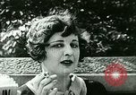 Standbild Frauen flaunt Tradition United States USA, 1923, aus Sekunde 11 historischem Filmmaterial Videoclip 65675065216