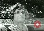 Standbild Frauen flaunt Tradition United States USA, 1923, aus Sekunde 12 historischem Filmmaterial Videoclip 65675065216