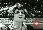 Standbild Frauen flaunt Tradition United States USA, 1923, aus Sekunde 13 historischem Filmmaterial Videoclip 65675065216