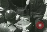Immagine di Liquore di bootleg durante il proibizionismo United States USA, 1923, secondo 23 filmato di repertorio 65675065222