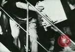 Immagine di Liquore di bootleg durante il proibizionismo United States USA, 1923, secondo 48 filmato di repertorio 65675065222