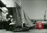 Standbild ankommenden Touristen in Paris Paris Frankreich, 1927, aus Sekunde 8 historischem Filmmaterial Videoclip 65675065229