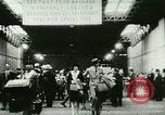 Standbild ankommenden Touristen in Paris Paris Frankreich, 1927, aus Sekunde 9 historischem Filmmaterial Videoclip 65675065229