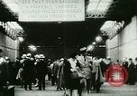 Standbild ankommenden Touristen in Paris Paris Frankreich, 1927, aus Sekunde 10 historischem Filmmaterial Videoclip 65675065229
