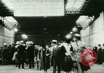 Standbild ankommenden Touristen in Paris Paris Frankreich, 1927, aus Sekunde 11 historischem Filmmaterial Videoclip 65675065229