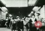 Standbild ankommenden Touristen in Paris Paris Frankreich, 1927, aus Sekunde 12 historischem Filmmaterial Videoclip 65675065229