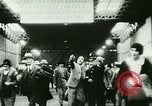 Standbild ankommenden Touristen in Paris Paris Frankreich, 1927, aus Sekunde 13 historischem Filmmaterial Videoclip 65675065229