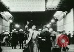 Standbild ankommenden Touristen in Paris Paris Frankreich, 1927, aus Sekunde 14 historischem Filmmaterial Videoclip 65675065229