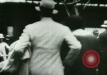 Standbild ankommenden Touristen in Paris Paris Frankreich, 1927, aus Sekunde 16 historischem Filmmaterial Videoclip 65675065229