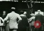 Standbild ankommenden Touristen in Paris Paris Frankreich, 1927, aus Sekunde 17 historischem Filmmaterial Videoclip 65675065229