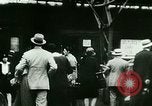 Standbild ankommenden Touristen in Paris Paris Frankreich, 1927, aus Sekunde 18 historischem Filmmaterial Videoclip 65675065229