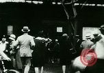 Standbild ankommenden Touristen in Paris Paris Frankreich, 1927, aus Sekunde 19 historischem Filmmaterial Videoclip 65675065229