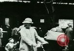Standbild ankommenden Touristen in Paris Paris Frankreich, 1927, aus Sekunde 20 historischem Filmmaterial Videoclip 65675065229
