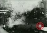 Standbild ankommenden Touristen in Paris Paris Frankreich, 1927, aus Sekunde 21 historischem Filmmaterial Videoclip 65675065229