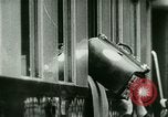 Standbild ankommenden Touristen in Paris Paris Frankreich, 1927, aus Sekunde 23 historischem Filmmaterial Videoclip 65675065229