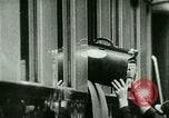 Standbild ankommenden Touristen in Paris Paris Frankreich, 1927, aus Sekunde 24 historischem Filmmaterial Videoclip 65675065229