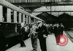 Standbild ankommenden Touristen in Paris Paris Frankreich, 1927, aus Sekunde 25 historischem Filmmaterial Videoclip 65675065229