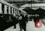 Standbild ankommenden Touristen in Paris Paris Frankreich, 1927, aus Sekunde 26 historischem Filmmaterial Videoclip 65675065229