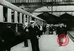 Standbild ankommenden Touristen in Paris Paris Frankreich, 1927, aus Sekunde 27 historischem Filmmaterial Videoclip 65675065229