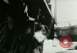 Standbild ankommenden Touristen in Paris Paris Frankreich, 1927, aus Sekunde 28 historischem Filmmaterial Videoclip 65675065229