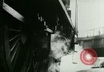 Standbild ankommenden Touristen in Paris Paris Frankreich, 1927, aus Sekunde 29 historischem Filmmaterial Videoclip 65675065229