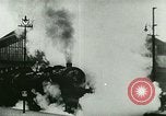 Standbild ankommenden Touristen in Paris Paris Frankreich, 1927, aus Sekunde 33 historischem Filmmaterial Videoclip 65675065229