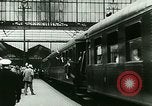 Standbild ankommenden Touristen in Paris Paris Frankreich, 1927, aus Sekunde 39 historischem Filmmaterial Videoclip 65675065229