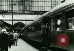 Standbild ankommenden Touristen in Paris Paris Frankreich, 1927, aus Sekunde 40 historischem Filmmaterial Videoclip 65675065229