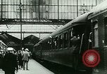 Standbild ankommenden Touristen in Paris Paris Frankreich, 1927, aus Sekunde 41 historischem Filmmaterial Videoclip 65675065229
