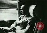 Standbild ankommenden Touristen in Paris Paris Frankreich, 1927, aus Sekunde 55 historischem Filmmaterial Videoclip 65675065229